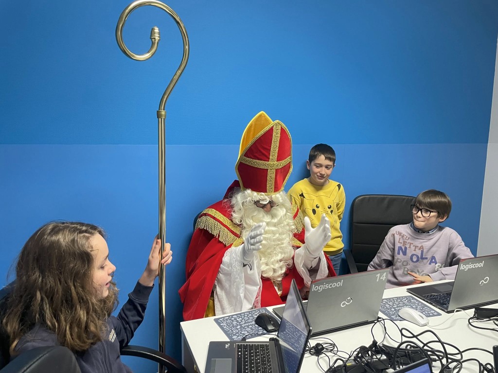 Séance d'essai avec élèves et formateur chez Logiscool Mons